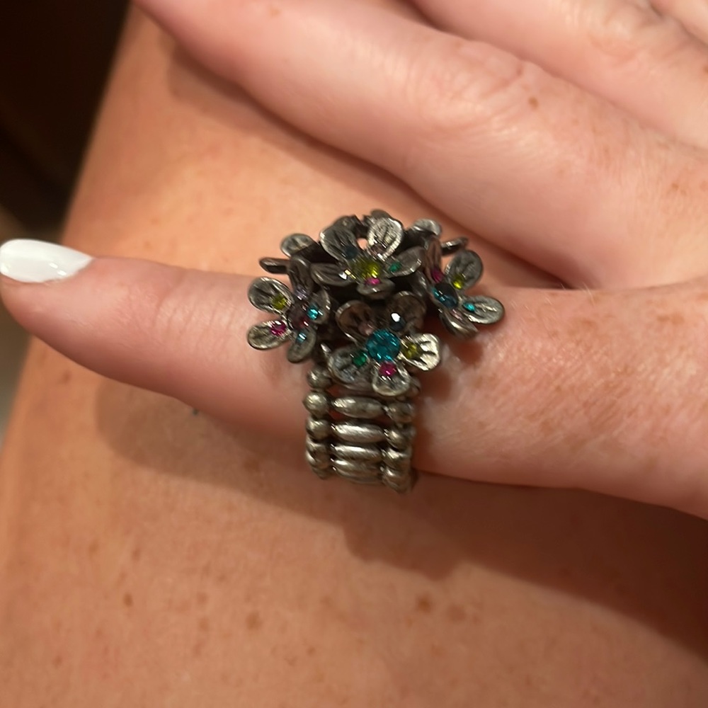 Metal flower stretchy ring